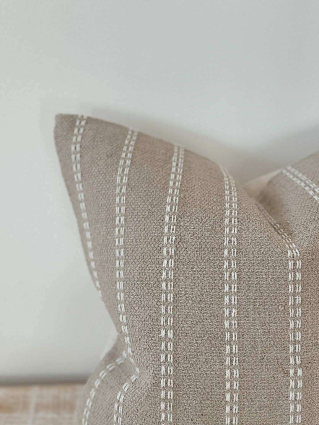 Funda de cojín beige con pespuntes