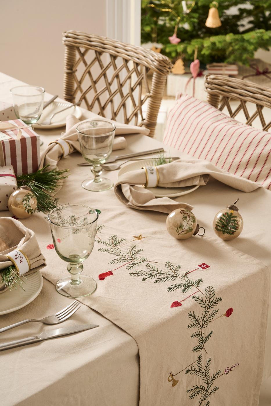 Table Runner Garland