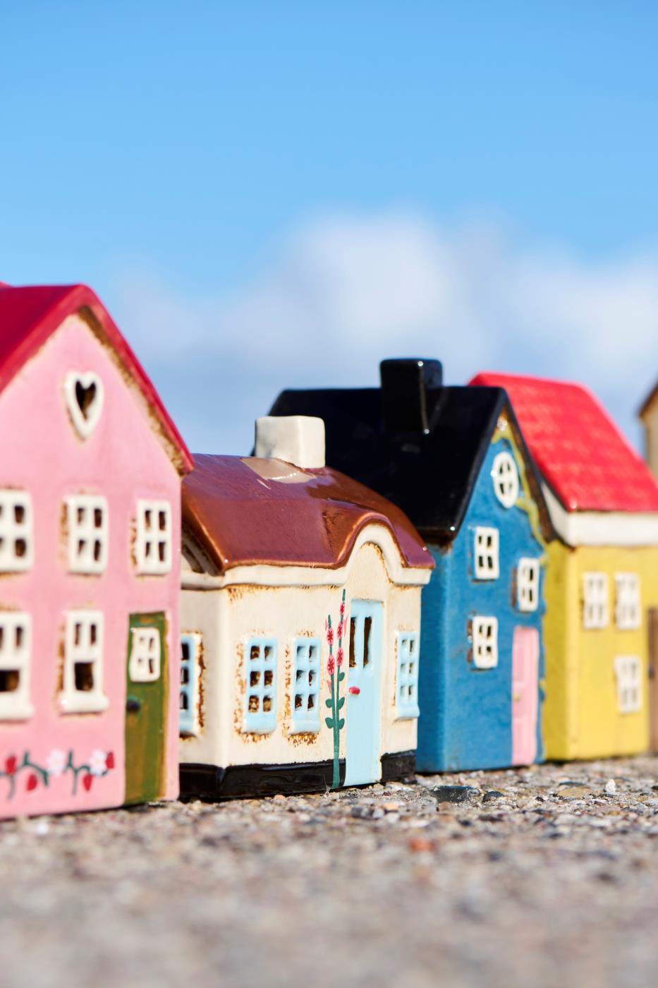 Casa de cerámica rosa con flores