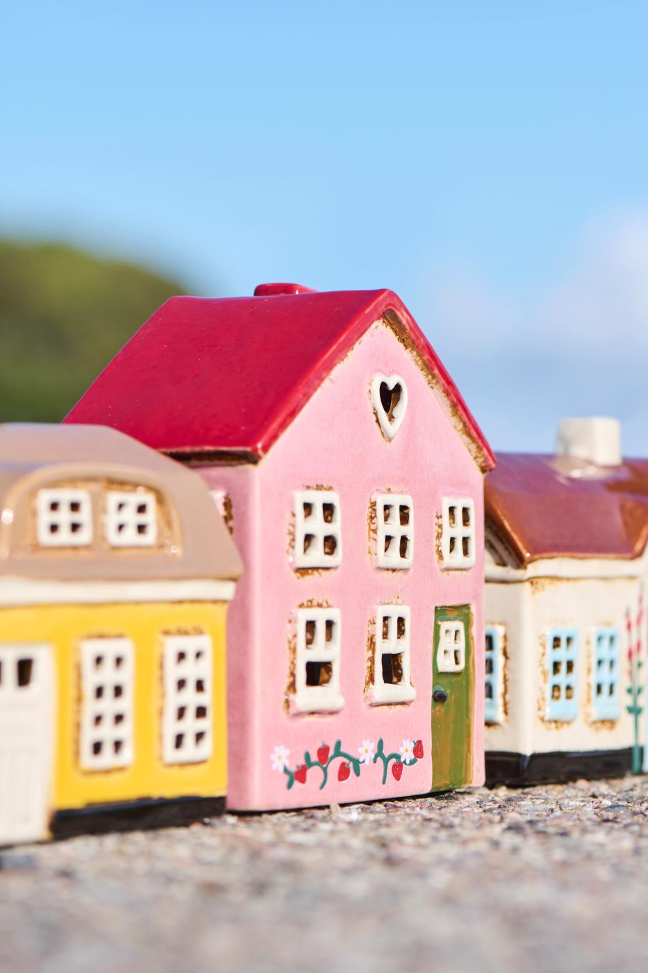 Casa de cerámica rosa con flores