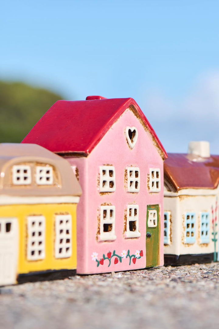 Casa de cerámica rosa con flores