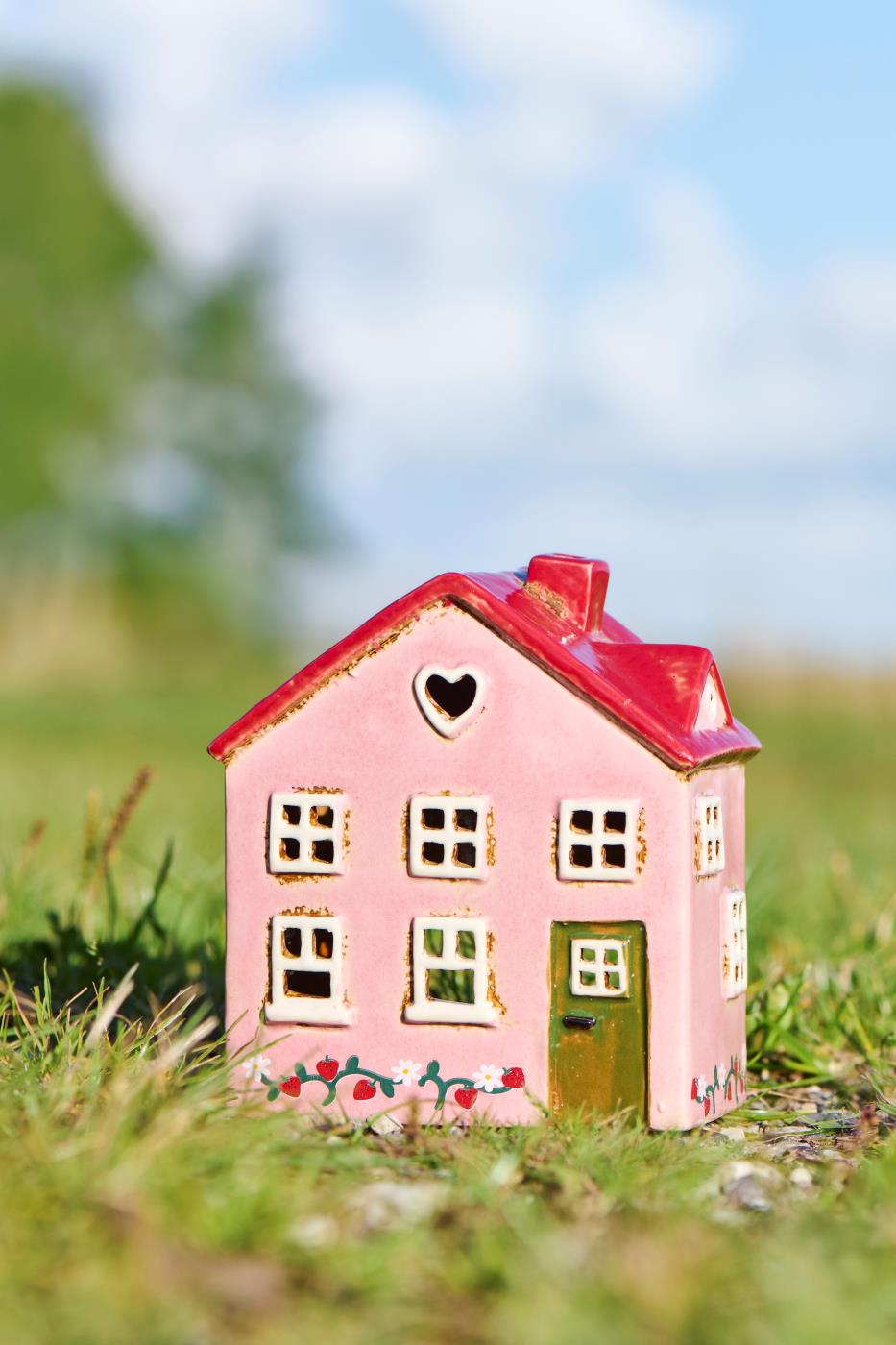Casa de cerámica rosa con flores