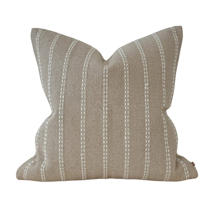 Funda de cojín beige con pespuntes